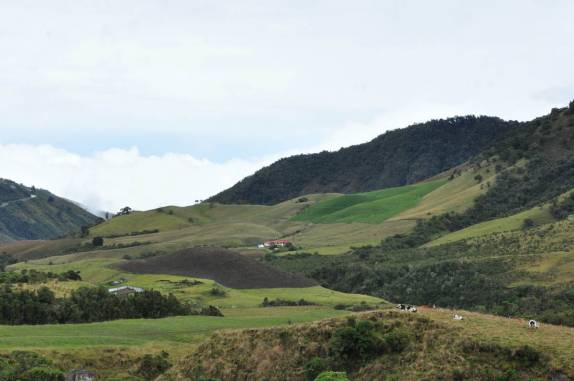 Paisagem colombiana durante a viagem entre Cali e Girardot, na Colômbia